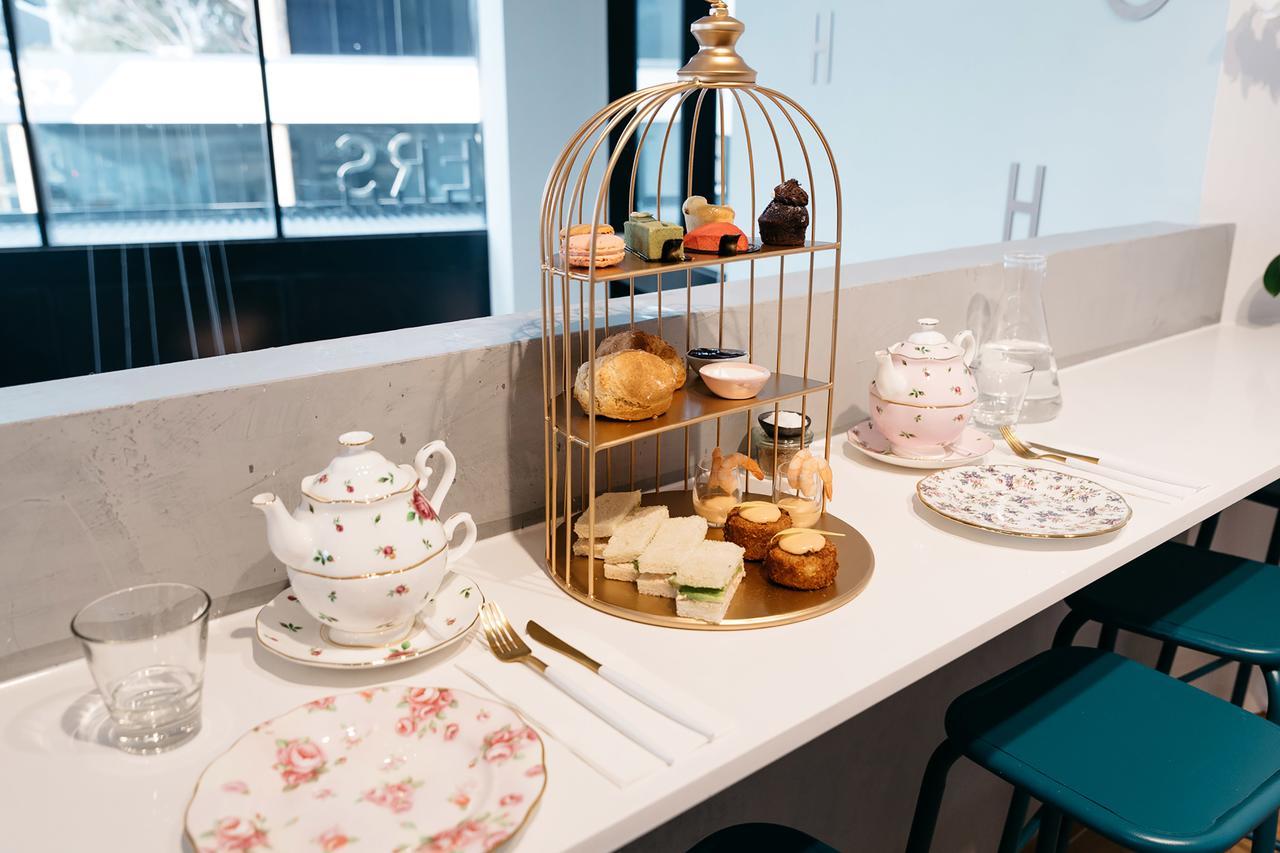 Art Series - The Chen Box Hill Kültér fotó Afternoon tea at the British Airways Galleries lounge at London Heathrow Airport
